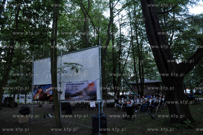 Kino letnie na Westerplatte zorganiowane przy wartowni...