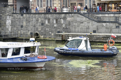Po Motlawie obok tramwaju wodnego plynie motorowka...