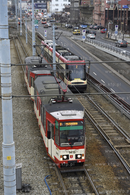 Gdańsk. Węzeł Okopowa. Tramwaje  stary 105n i nowy...