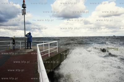 Gdansk Brzezno. Sztorm atakuje molo. 13.10.2009 fot....