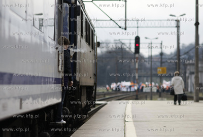 Gdansk. Dworzec Glowny. Protest kolejarzy, ktorzy domagaja...
