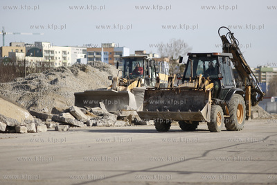 Gdansk Zaspa. Wyburzanie dawnego pasa startowego wzdluz...