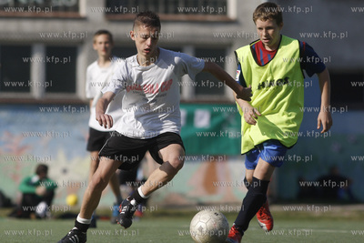 Gdansk Zaspa. Pilkarski turniej dzikich druzyn Do przerwy...