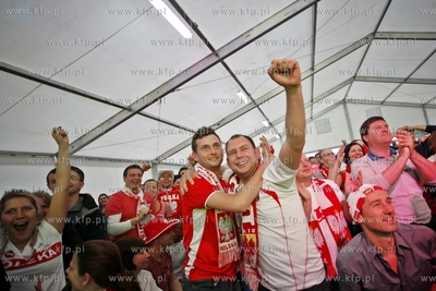 Sopot. Fan Camp Carlsberg. Kibice ogladaja mecz mistrzostw...