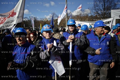 Pikieta pod Urzędem Wojewodzkim w Gdansku w gescie...