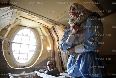 Gdansk. Uroczysty powrot Panienki z Okienka
do kamienicy...