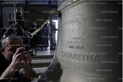 Gdansk. Kosciol sw. Katarzyny. Montaz 50 dzwonu carillonu,...