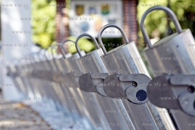 Przed Urzedem Miasta Sopotu stanela  pierwsza stacja...