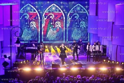 Cala Polska spiewa koledy, koncert na Dlugim Targu...