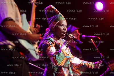 Siesta Festival.  Koncert pochodzacej z Beninu piosenkarki...