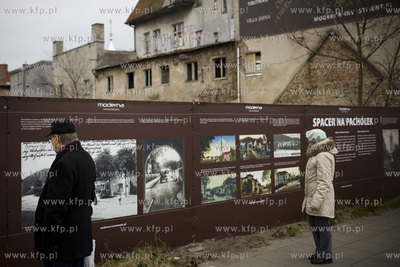 Wystawa na ogrodzeniu inwestycji przy al. Grunwaldzkiej...