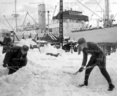 Wojsko odsnieza port w Gdyni podczas pierwszej zimy...