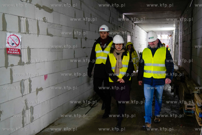 Piecki - Migowo. Zawieszenie wiechy na budowanej szkole...