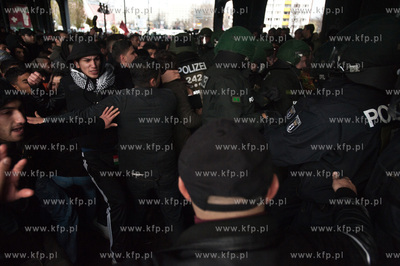 Berlin. Demonstracja grup lewicowych i antyfaszystow...