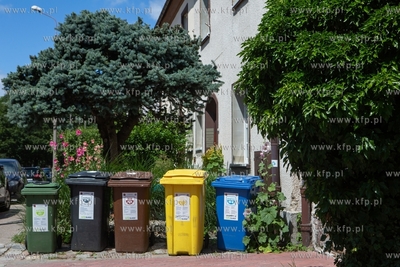 Gdańsk, ul. Zamenhofa. Pojemniki do segregacji śmieci....