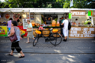 Gdansk. Jarmark Dominikanski. Stoiska spozywcze na...
