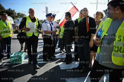 Gdansk. Trakt Sw. Wojciecha. Rybacy blokujac przejscie...