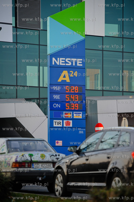 Gdansk. Wrzeszcz. Samoobsllugowa stacja paliw Neste...