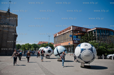 Gdansk. Ogromne pilki rozstawione na Targu Weglowym...