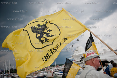 Sopot. Grupa kaszubow z polwyspu helskiego przyplynela...