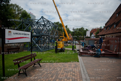 Gdansk. Skwer przy Wielkim Mlynie. Montaz instalacji...