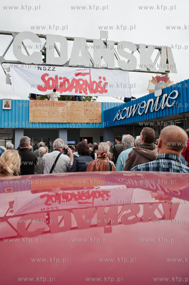 Gdansk. Brama Historyczna nr 2 Stoczni Gdanskiej. Stoczniowcy...