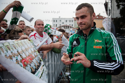 Gdansk. Scena na Targu Weglowym. Prezentacja druzyny...