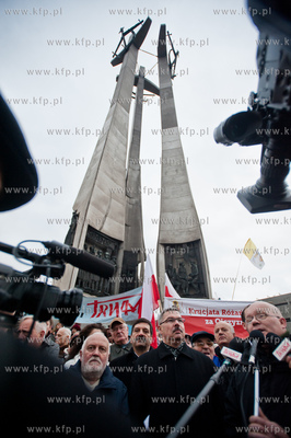 Gdansk. Marsz sympatykow Prawa i Sprawiedliwosci oraz...