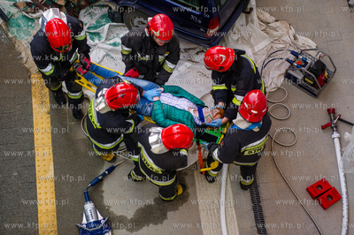 Gdansk. Cwiczenia Strazy Pozarnej na nowo budowanym...