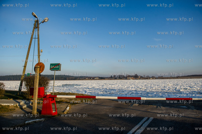 Skuta lodem Wisla na wysokosci przeprawy promowej w...