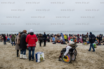 Plaża w Sopocie. Charytatywne morsowanie, w czasie...