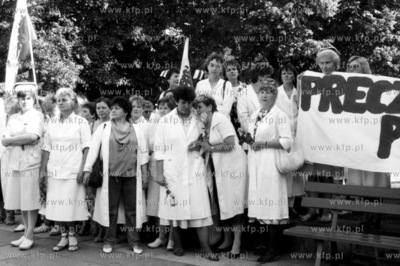 Protest sluzby zdrowia pod pomnikiem krola Jana III...