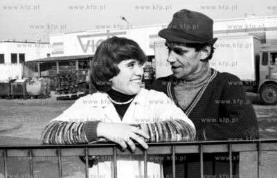 Sprzedawczyni i mezczyzna na parkingu na supersamem...