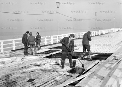 Po sezonowa konserwacja mola w Sopocie. 12.02.1976...
