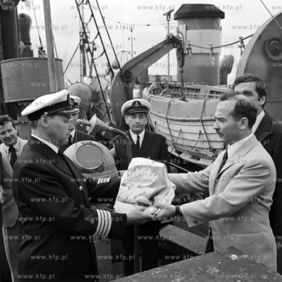 Uroczystosc opuszczenia bandery na trawlerze konwencjonalnym...