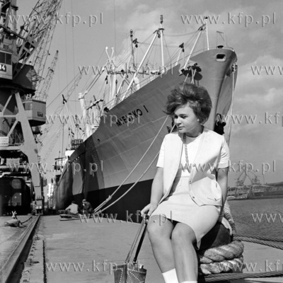 Port w Gdyni. Pamiatkowe zdjęcie przed statkiem PLO...