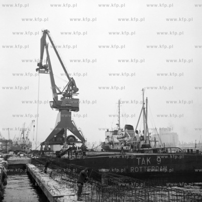 Dzwig na pontonie przy nabrzeżu portu gdyńskiego.
15.01.1971
0003060z_styczen1971
Fot....