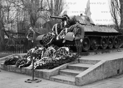 Warta honorowa przed czołgiem pomnikiem na al. Zwycięstwa...