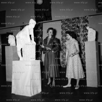 Na wystawie rzeżb. (lata60). 1965 0007979z Fot. Zbigniew...