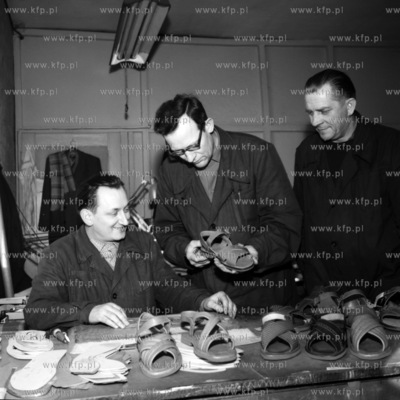 Kontrola jakości obuwia. (lata60).
1962
0002285z
Fot....