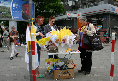 Kobieta sprzedajaca choragiewki na ul. Grojeckiej w...
