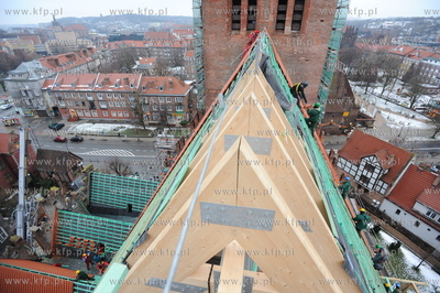 Kosciol sw. Katarzyny, Gdansk. Prace dekarskie na dachu...