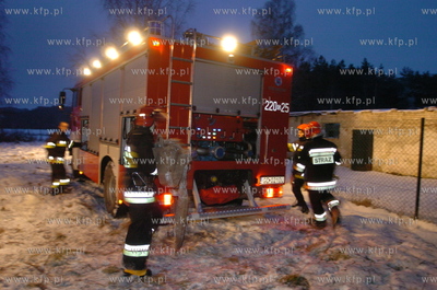 Pozar domu wypoczynkowego krytego strzecha w gospodarstwie...