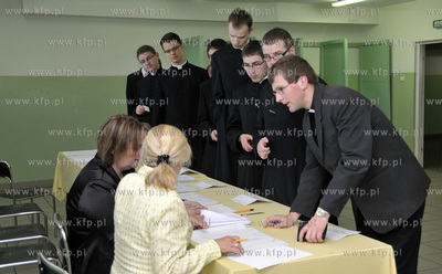 Wybory prezydenckie 2010. Lokal wyborczy nr 2 w Pelplinie....