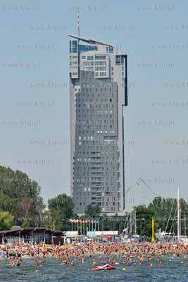 Tlumy turystow i plazowiczow na plazy w Gdyni Srodmiesciu
11.07.2010
Fot....