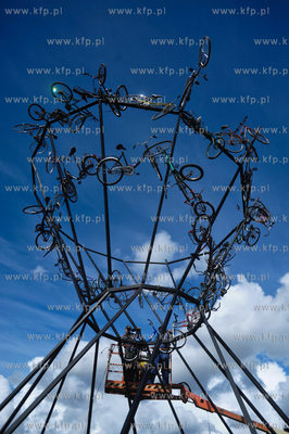 Montaz wielkiej instalacji autorstwa Roberta Rumasa...