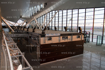 Wnetrze wykanczanego nowego terminala pasazerskiego...