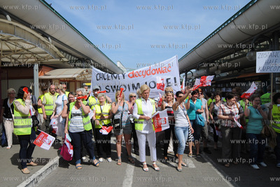 Kupcy z gdyńskiej hali targowej przeszli ulicami Gdyni...