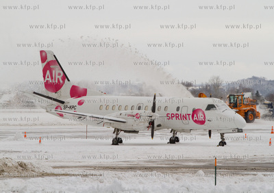 Zima w Porcie Lotniczym Gdansk im. Lecha Walesy. 19.02.2013...