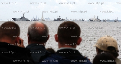Parada wszystkich najwazniejszych klas okretow bedacych...